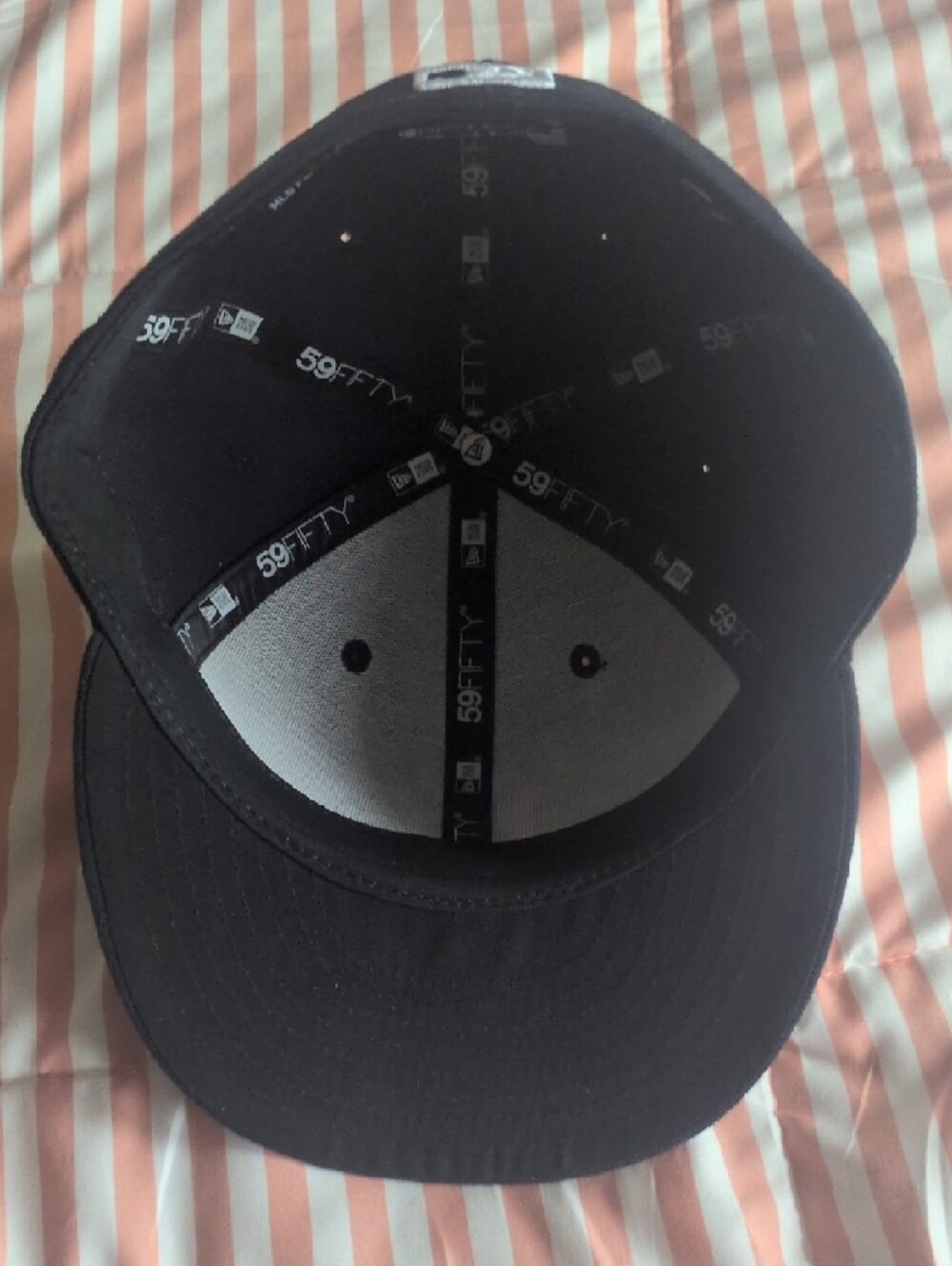 New Era New York Yankees Black and White Fitted Cap - Picture 5 of 5